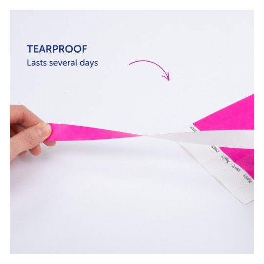 Slika prikazuje ruku koja drži traku otpornu na kidanje, koja je s jedne strane ružičasta, a s druge bijela, s tekstom koji pokazuje da traje nekoliko dana.