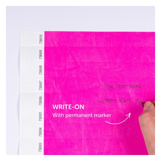 Slika prikazuje svijetloružičastu površinu s uputama za pisanje po njoj trajnim markerom. Postoje linije za tekst i ruka koja drži marker, što sugerira prilagodbu ili označavanje.