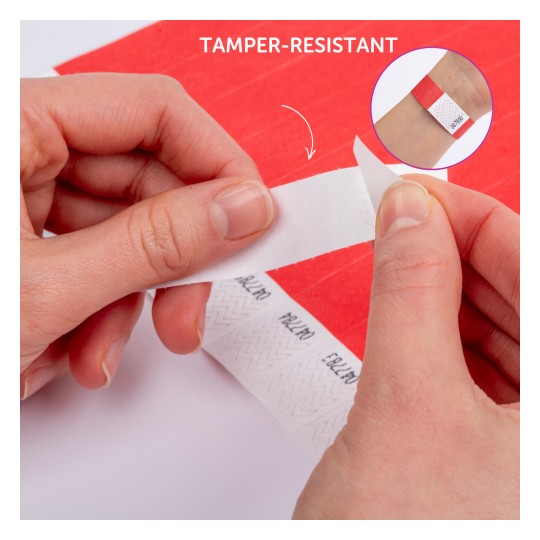 Slika prikazuje ruke kako uklanjaju naljepnicu otpornu na neovlašteno rukovanje s crvene površine. Naljepnica ima uzorak, a na vrhu je prikazana riječ 'OTPORNA NA NEOvlašteno RUKOVANJE'. U umanjenom prikazu prikazano je korištenje naljepnice na zapešću.