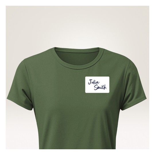 Slika prikazuje zelenu majicu na kojoj se nalazi oznaka s imenom 'Julia Smith' napisanom kurzivom.