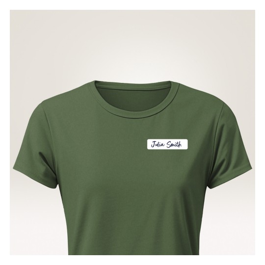 Slika prikazuje maslinastozelenu majicu s bijelom oznakom na kojoj piše 'Julia Smith'.