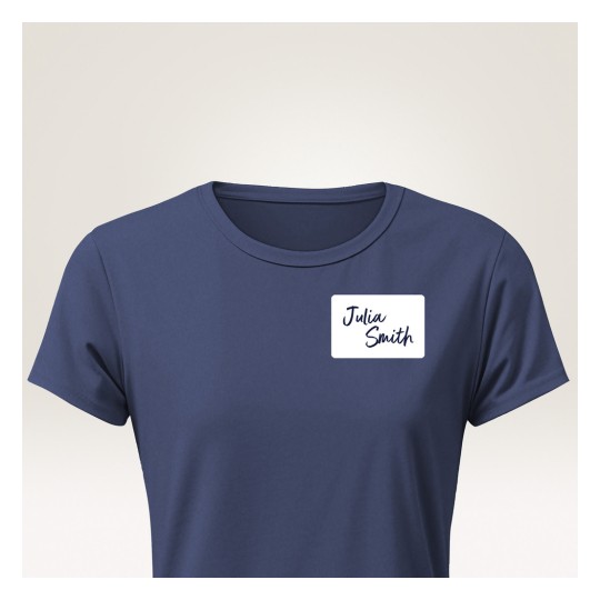 Slika prikazuje tamnoplavu majicu s oznakom imena na kojoj piše 'Julia Smith'.