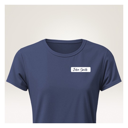 Slika prikazuje tamnoplavu majicu s oznakom imena na kojoj piše 'Julia Smith'.