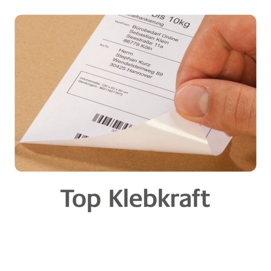 Slika prikazuje ruku koja skida naljepnicu s kartonskog paketa, a uz bar kod je vidljiva adresa za dostavu. Tekst 'Top Klebkraft' prikazan je ispod slike, što sugerira snažnu kvalitetu ljepila.