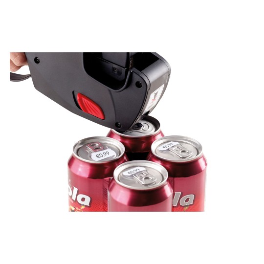 Slika prikazuje pištolj za označavanje cijena koji se koristi za označavanje limenki sode. Limenke su naslagane zajedno i imaju naljepnice s cijenama. Limenke sode su crvene s logom koji sadrži riječ 'Cola'.