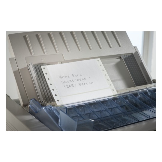 Slika prikazuje pisač s listom papira na kojem se nalazi ime i adresa. Papir izgleda kao da je u formatu kontinuiranog napajanja.