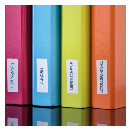 Slika prikazuje red šarenih mapa za dokumente s oznakama na njemačkom. Oznake glase 'Rechnungen' (Fakture), 'Kunden' (Klijenti), 'Lieferscheine' (Otpremnice), i 'Korrespondenz' (Korespondencija), smještene na reflektirajućoj površini.