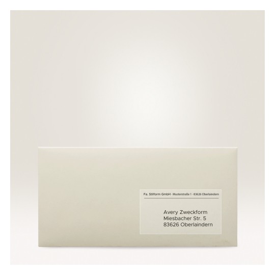 Slika prikazuje jednostavnu, neoznačenu omotnicu s vidljivim adresama ispisanim na njoj. Omotnica je svijetla i postavljena na neutralnu pozadinu, stvarajući minimalističku estetiku.