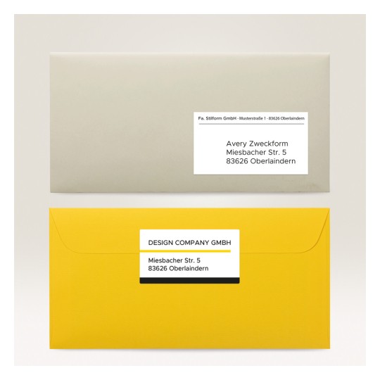 Slika prikazuje dvije kuverte, jednu sivu i jednu žutu, obje s naljepnicama koje prikazuju nazive tvrtki i adrese u čistom dizajnu.