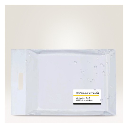Slika prikazuje prozirnu plastičnu posudu s oznakom 'DESIGN COMPANY GMBH' i dodatnim adresnim podacima. Posuda ima kapljice vode, što ukazuje na čistu ili mokru površinu.