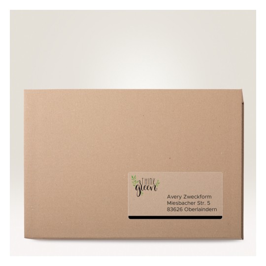 Slika prikazuje smeđu kraft omotnicu s naljepnicom na kojoj piše 'Think Green' i ispisanom adresom.