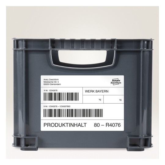 Slika prikazuje sivu plastičnu kutiju s oznakom koja sadrži pojedinosti o dostavi, uključujući barkod i tekst 'Werk Bayern'. Oznaka uključuje adrese i informacije o proizvodu.
