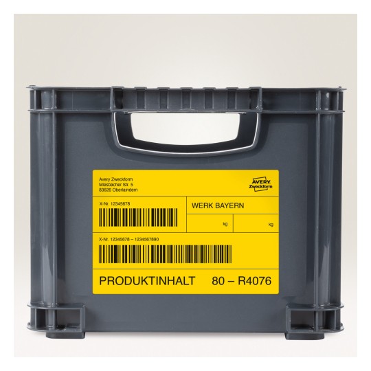 Slika prikazuje sivu skladišnu kutiju označenu žutim etiketama. Etikete sadrže informacije poput 'Werk Bayern', bar koda i detalje o proizvodu. Čini se da se kutija koristi za organizaciju ili otpremu.