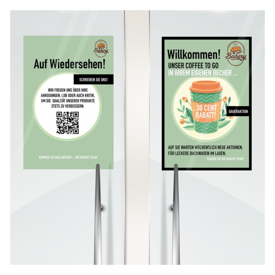 Slika prikazuje dva znaka na vratima. Lijevi znak kaže doviđenja na njemačkom i potiče povratne informacije putem QR koda. Desni znak pozdravlja kupce, promovira ponudu kave za van s popustom od 30 centi i spominje tjedne nove akcije za pekarske proizvode.