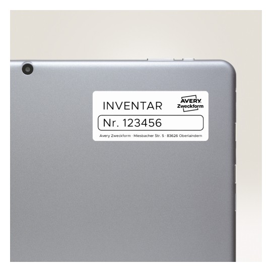Slika prikazuje stražnju stranu tableta ili prijenosnog računala s naljepnicom na kojoj piše 'INVENTAR Nr. 123456', što označava inventarski podatak, te sadrži naziv marke 'Avery Zweckform' zajedno s adresom.