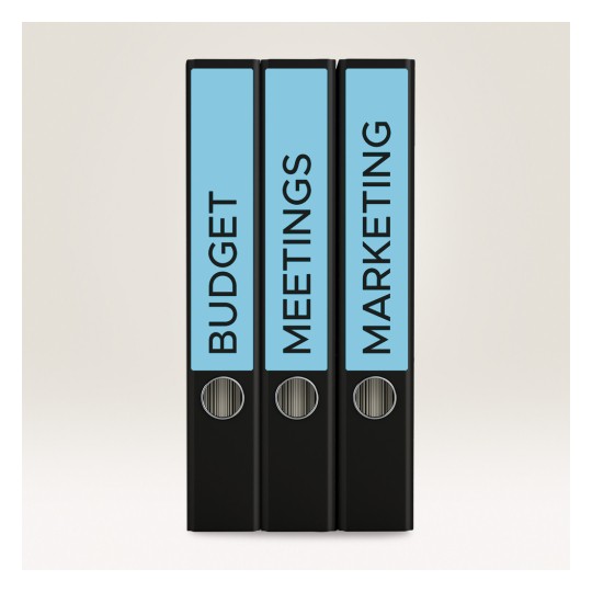 Slika prikazuje tri crne registratore s jarkoplavim naljepnicama na hrptima. Naljepnice glase 'PRORAČUN', 'SESTANCI' i 'MARKETING'. Poredani su jedan pored drugog na svijetloj podlozi.