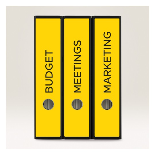 Slika prikazuje tri žuta registratora označena s 'PRORAČUN', 'SASTANCI' i 'MARKETING'. Organizirani su u liniji na neutralnoj pozadini.