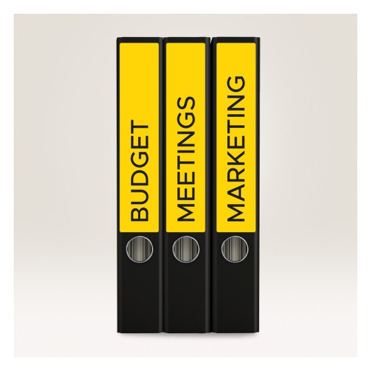 Slika prikazuje tri crna registratora s žutim etiketama na hrptu. Etiikete glase 'PRORAČUN', 'SASTANCI' i 'MARKETING', što ukazuje na sadržaj ili teme registratora.