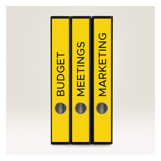 Slika prikazuje tri žuta registratora s oznakama 'BUDŽET', 'SASTANCI' i 'MARKETING'. Postavljeni su jedan pored drugog na neutralnoj pozadini, vjerojatno ukazujući na fokus na organizacijske ili uredske zadatke.