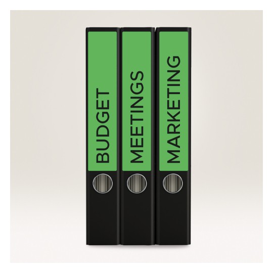 Slika prikazuje tri crne registratore sa zelenim etiketama. Na etiketama piše 'PRORAČUN', 'SASTANCI' i 'MARKETING', što označava različite organizacijske kategorije.