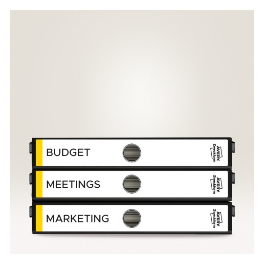 Slika prikazuje tri registratora složena jedan na drugi. Gornji registrator nosi oznaku 'PRORAČUN', srednji nosi oznaku 'SESTANCI', a donji nosi oznaku 'MARKETING'. Imaju jednostavan dizajn s crnim rubom i bijelom prednjom pločom.