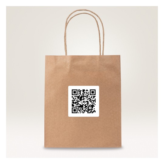 Slika prikazuje smeđu papirnatu vrećicu s naljepnicom QR koda na njoj. Vrećica ima dvije upletene papirnate ručke i postavljena je na svijetlu pozadinu.