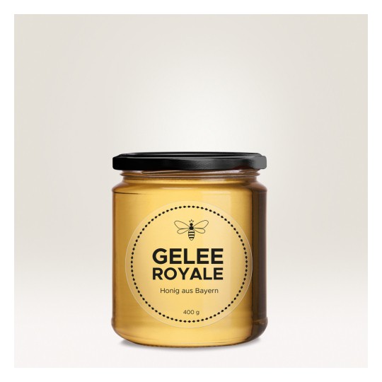 Slika prikazuje staklenku Gelee Royale, pčelinjeg proizvoda, s oznakom koja navodi da je med iz Bavarske. Staklenka je prozirna s crnim poklopcem i sadrži 400 grama.