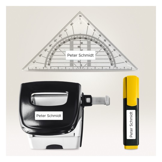 Slika sadrži trokutasti kutomjer, crni klamerica i žuti marker, svi označeni imenom 'Peter Schmidt'.