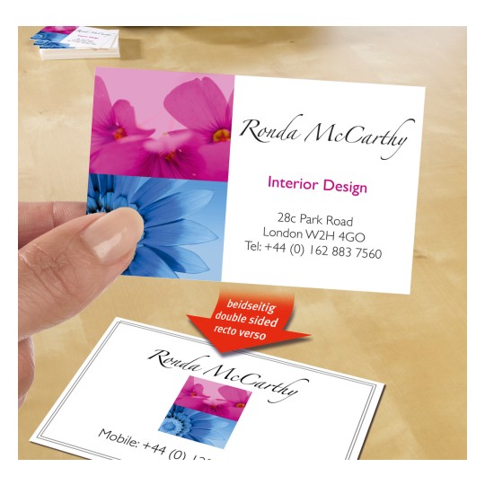 Slika prikazuje posjetnicu za Rondu McCarthy, dizajnericu interijera. Na njoj su slike šarenog cvijeća, uključeni su kontakt podaci, a istaknuto je da je obostrana.