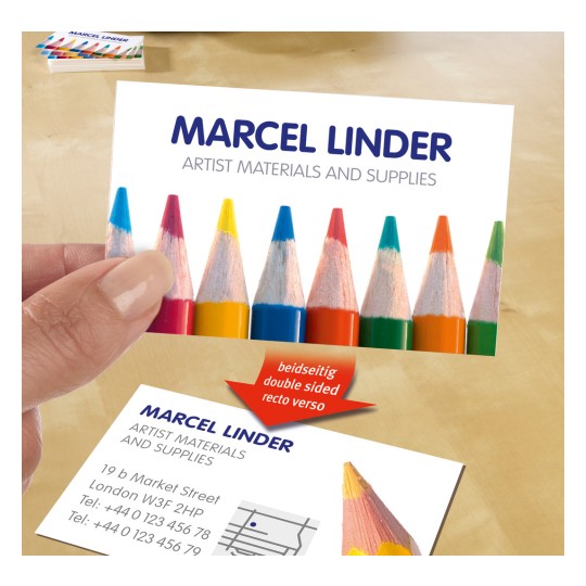 Slika prikazuje posjetnicu Marcela Lindera, koja izlaže materijale i pribor za umjetnike. Kartica je šarena i uključuje olovke na vrhu. Također prikazuje kontakt informacije i navodi da je obostrana.