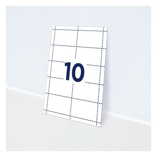 Slika prikazuje kartu s brojem 10 u velikom fontu, okruženu uzorkom mreže. Karta je postavljena pod kutom prema zidu i podu svijetle boje.
