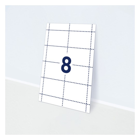 Slika prikazuje kartu s brojem 8, okruženu uzorkom mreže. Karta je postavljena na svijetlu pozadinu.