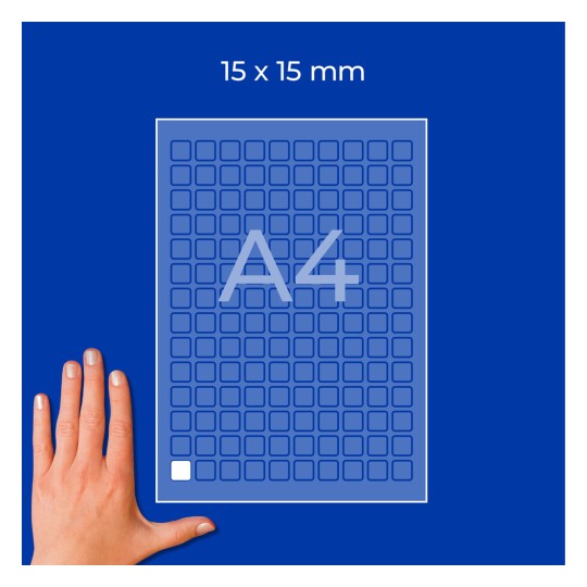 Ruka pokraj A4 lista s mrežom označenog 15 × 15 mm s mnogo malih kvadratića?