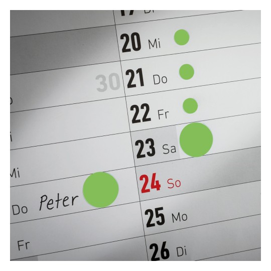 Slika prikazuje kalendar s istaknutim datumima. Primjetno je da je ime 'Peter' napisano za datum 24., koji je označen crvenom bojom.