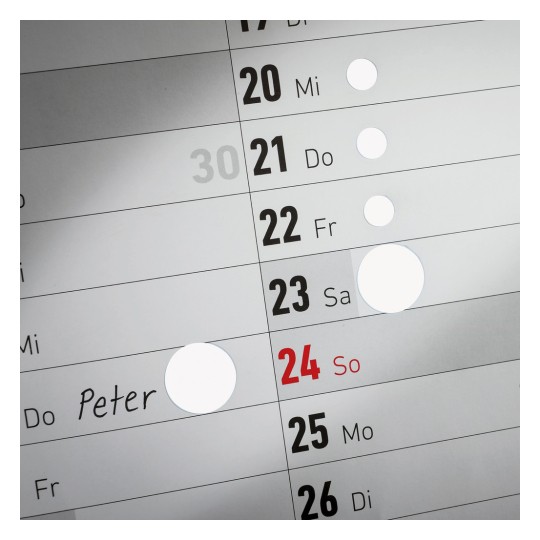 Slika prikazuje kalendar s datumima od 17. do 30. Posebno je istaknuto ime 'Peter' rukom napisano pored datuma 24, koji je označen crvenom bojom kao nedjelja.