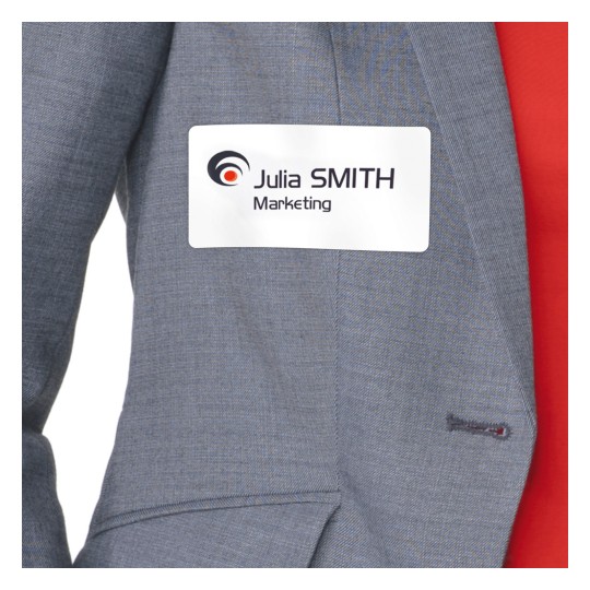 Slika prikazuje osobu koja nosi sivi sako s imenskom pločicom na kojoj piše 'Julia SMITH Marketing'.