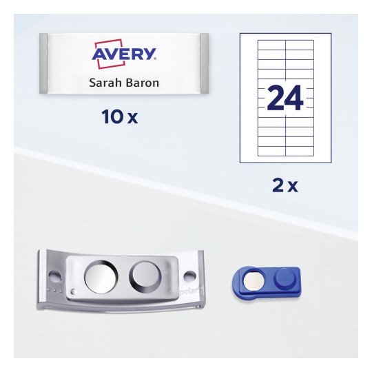 Slika prikazuje paket Avery naljepnica s imenom 'Sarah Baron', tablicu s brojem '24' i dva uredska pribora: metalni držač za oznake i alat za izradu naljepnica plave boje.