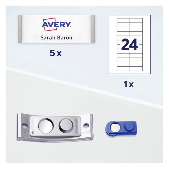 Slika prikazuje Avery naljepnice s imenima označene 'Sarah Baron' u količini od 5 komada, prazan list s brojem 24, metalni držač za značku i plavu oznaku. Prikazuje uredske ili događajne potrepštine za identifikacijske svrhe.