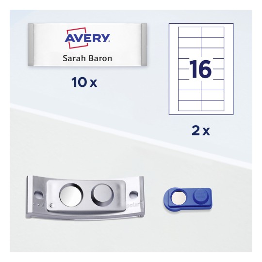 Slika prikazuje značku s imenom i logotipom Avery, s imenom 'Sarah Baron'. Uključuje deset znački i dva lista naljepnica sa šesnaest mjesta za naljepnice.