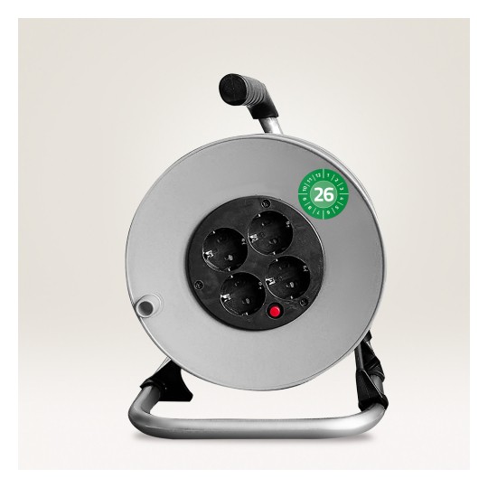 Slika prikazuje kružni kalem za napajanje s četiri električne utičnice i ručkom, prikazan na neutralnoj pozadini. Vidljivo je crveno indikatorsko svjetlo, zajedno sa zelenom oznakom na kojoj piše '26'.