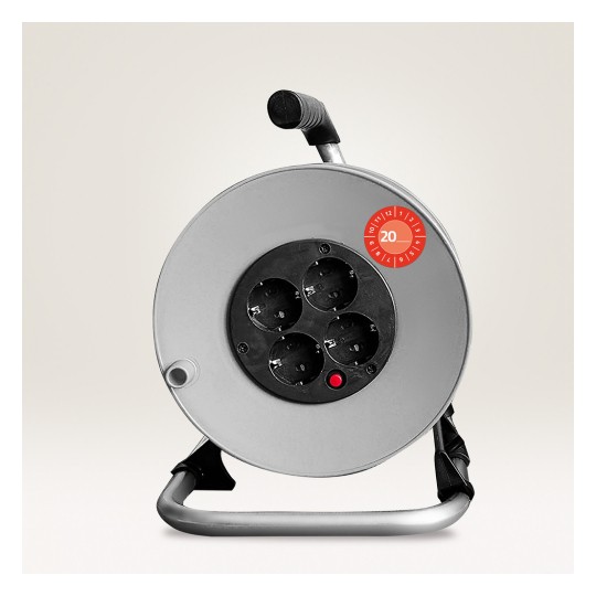 Slika prikazuje kolut za kabel s četiri utičnice, crvenim indikatorom i rotirajućom ručkom za lako namotavanje. Dizajniran je za električne priključke, vjerojatno za vanjsku ili radionicu upotrebu.