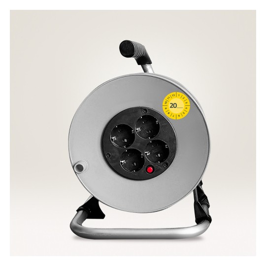 Slika prikazuje okrugli, sivi električni kolut s četiri utičnice i crvenim indikatorskim svjetlom. Ima ručku za jednostavno nošenje i postolje za stabilnost.