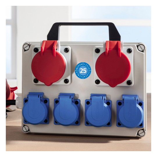 Slika prikazuje razvodni ormar s dva crvena i tri plava utičnica, ručkom za prenosivost i brojčanim pokazivačem s oznakom '25'.