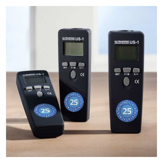 Slika prikazuje tri ultrazvučna mjerača udaljenosti označena kao US-1. Imaju digitalne zaslone i gumbe za postavke. Svaki uređaj ima kružnu plavu naljepnicu s oznakom '25'.