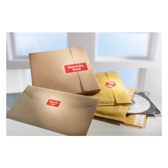 Slika prikazuje nekoliko paketa i omotnica s naljepnicom 'Sigurnosna Pečat' na njima. Čini se da su osigurani za sigurno dostavljanje ili skladištenje.