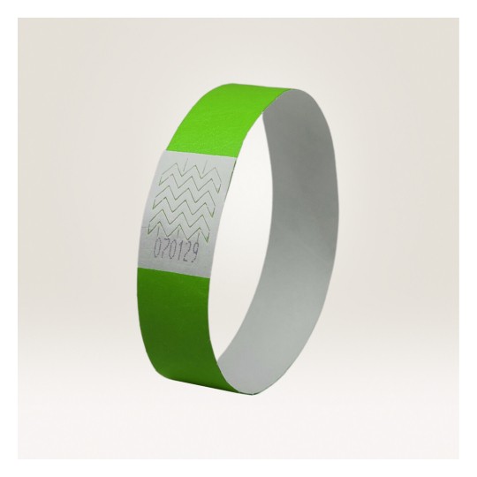 Slika prikazuje zeleni i bijeli narukvicu, vjerojatno izrađenu od papira ili plastike, sa cik-cak uzorkom i brojem otisnutim na njoj.