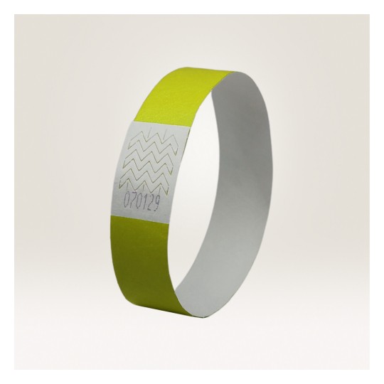 Slika prikazuje zeleni i bijeli narukvicu s cik-cak uzorkom i otisnutim brojem.