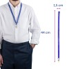Slika prikazuje muškarca koji nosi bijelu košulju s dugmadima i tamne hlače. Oko vrata ima plavu vrpcu s kopčom na kraju, koja je namijenjena za držanje osobne iskaznice ili značke. Prikazane su i dimenzije vrpce: 44 cm u duljinu i 1,5 cm u širinu.