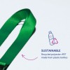 Slika prikazuje zelenu vrpcu uz tekst koji objašnjava da je izrađena od recikliranog poliestera rPET, dobivenog iz plastičnih boca, ističući njezinu održivost.