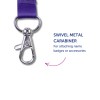 Slika prikazuje rotirajuću metalnu karabiner kuku pričvršćenu za ljubičastu traku, koja se koristi za pričvršćivanje imenskih oznaka ili dodataka.